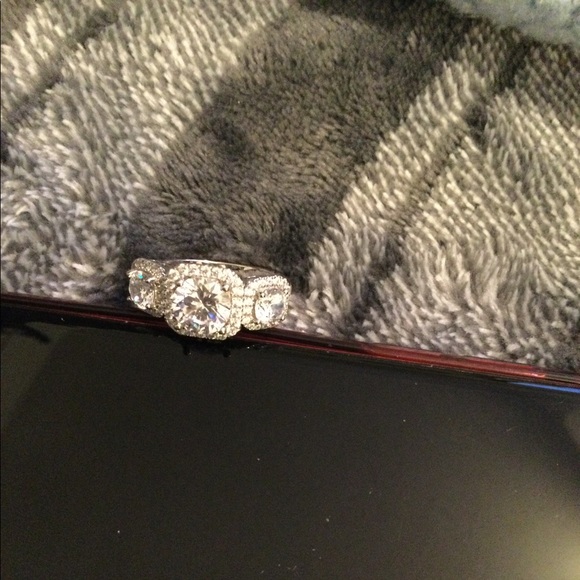 🔥🔥💍 3 Diamond Halo Ring 💍🔥🔥 - Picture 2 of 4